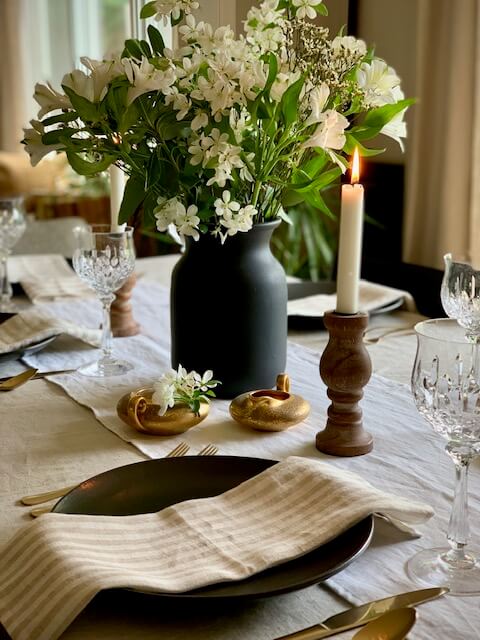 Best gift for linen lovers: Linen table decor  (linen napkins, linen table cloth, linen runner) made by DustyLinen