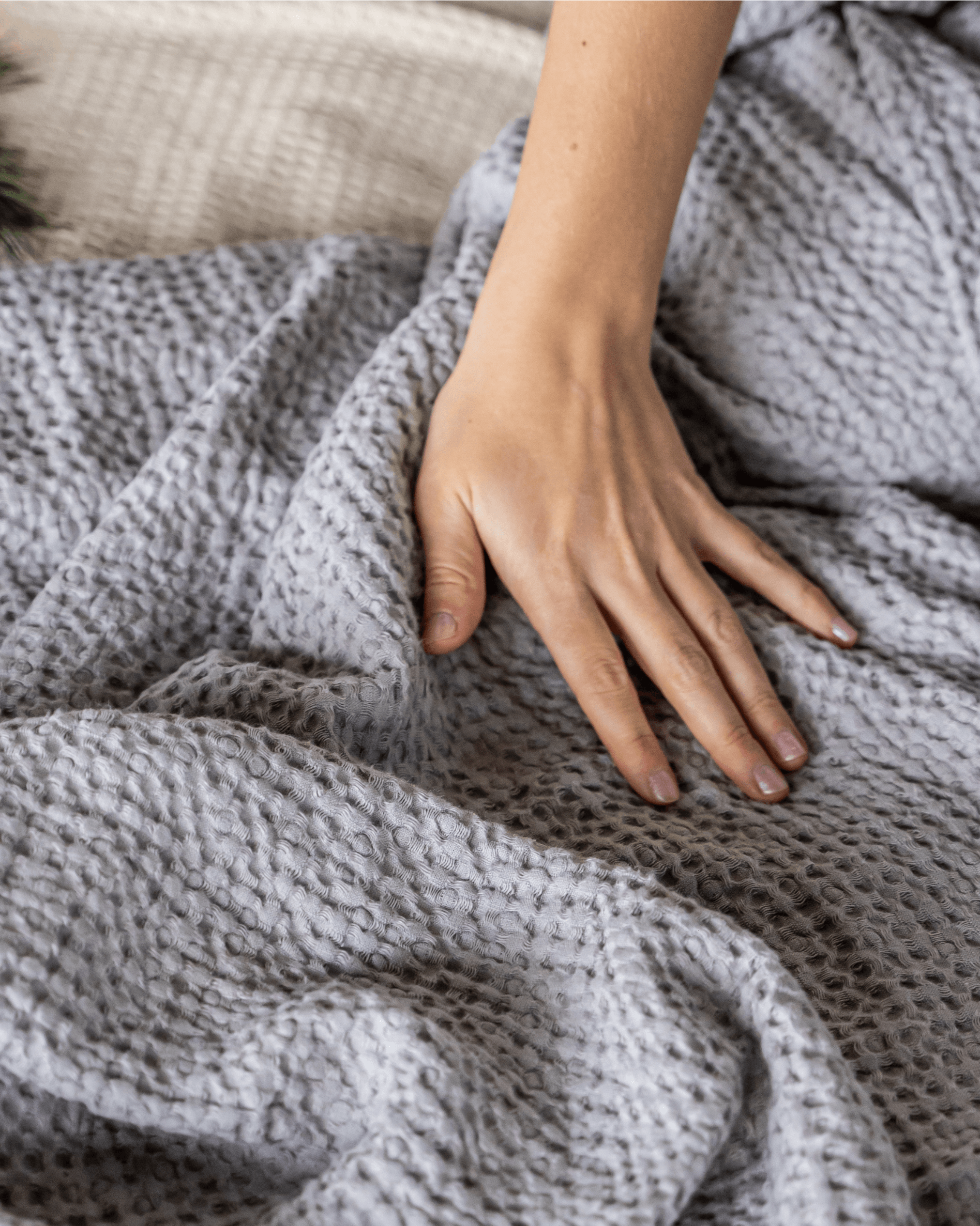 Large waffle blanket light grey — texture close-up on bed, linen-cotton blend