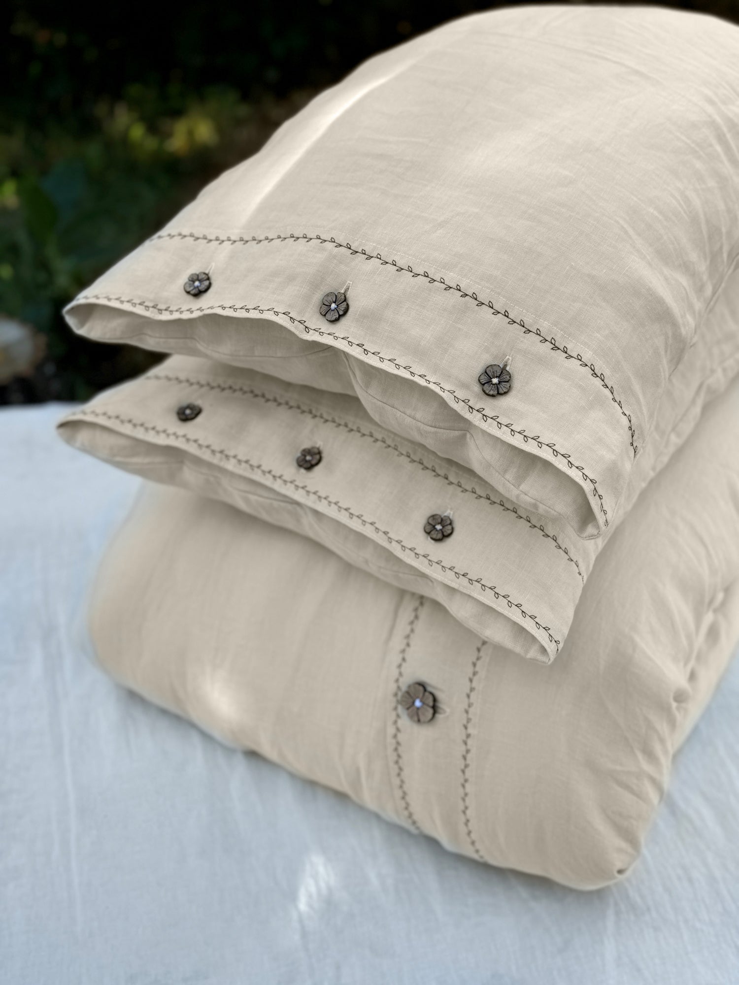Size selection guide for black embroidered linen bedding set, UK sizes