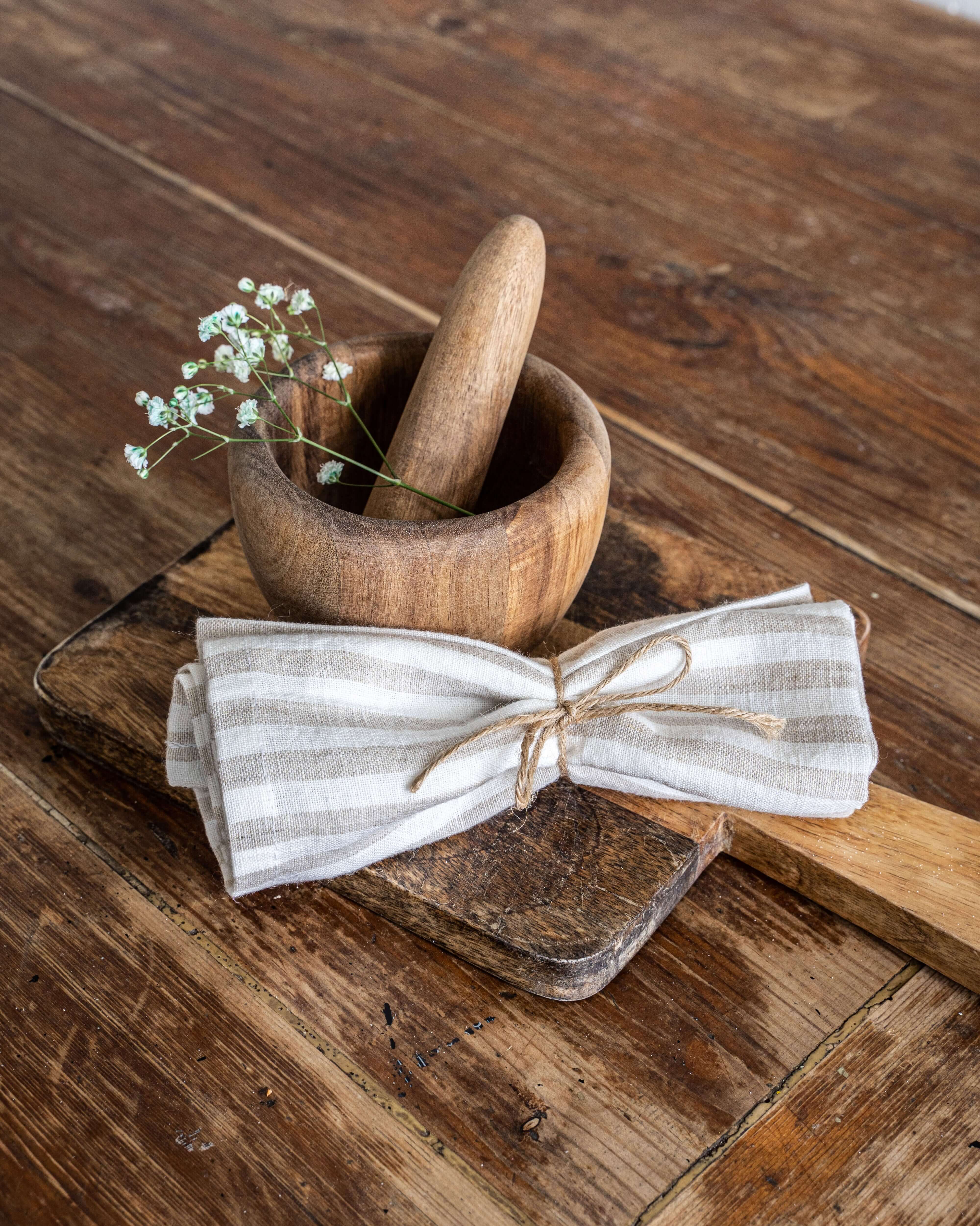 Linen napkin with leaf decoration, autumn table setting