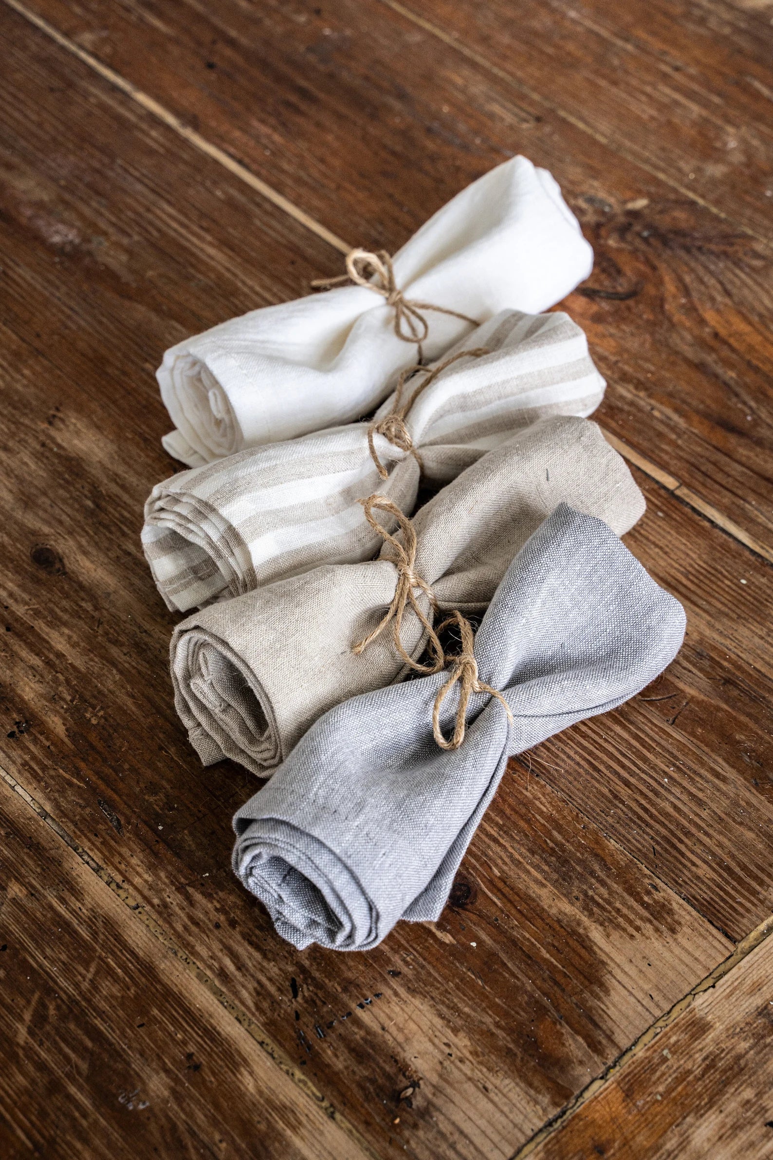 Linen placemats in Striped Natural
Create an elegant tablescape using our linen placemats!
Linen placemats are easy to care for, they look great when serving food, and protect your table from damage.Dusty Linen