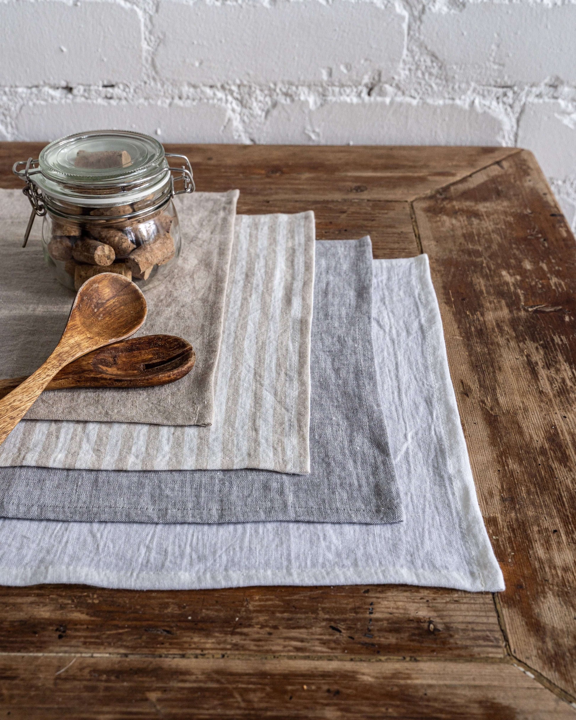 Linen placemat in striped natural, 35x45 cm, top view on table
